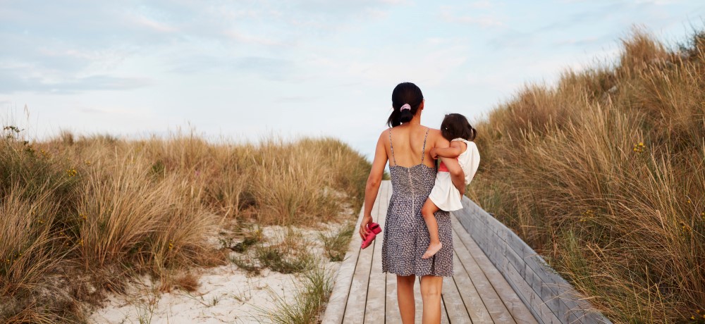 Mamma och barn på strand