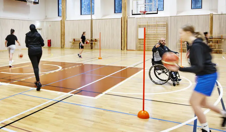 Personer spelar rullstolsbasket.