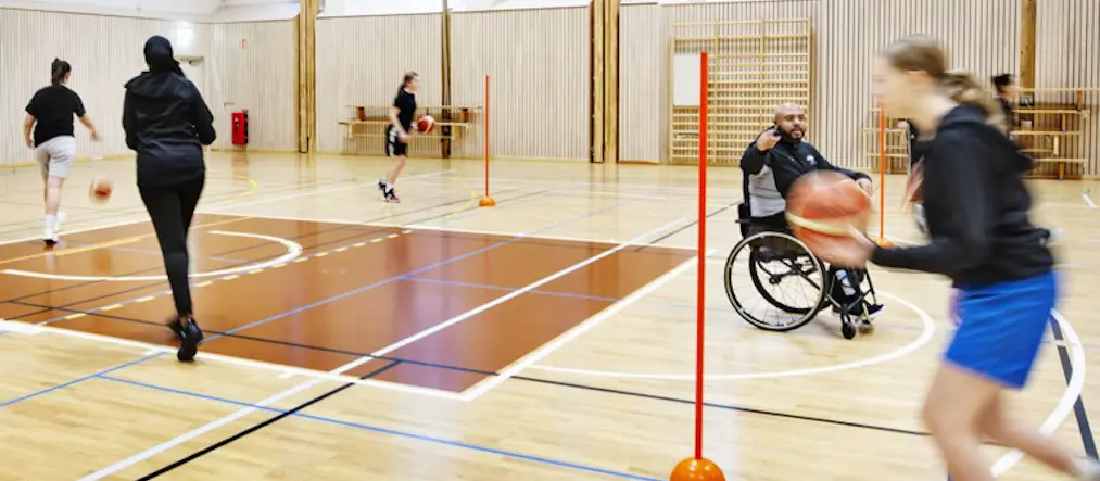 Personer spelar rullstolsbasket.