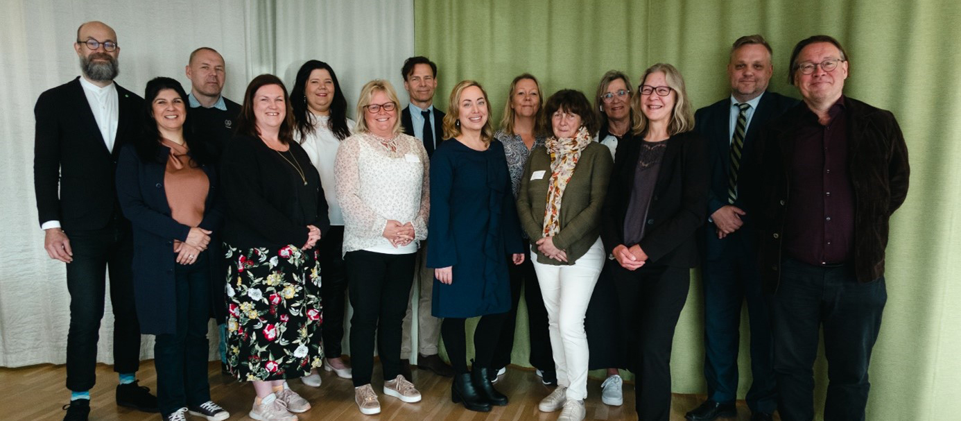 Politiker står uppradade i en grupp. 