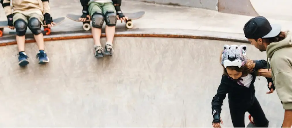 Barn som skejtar i en ramp.