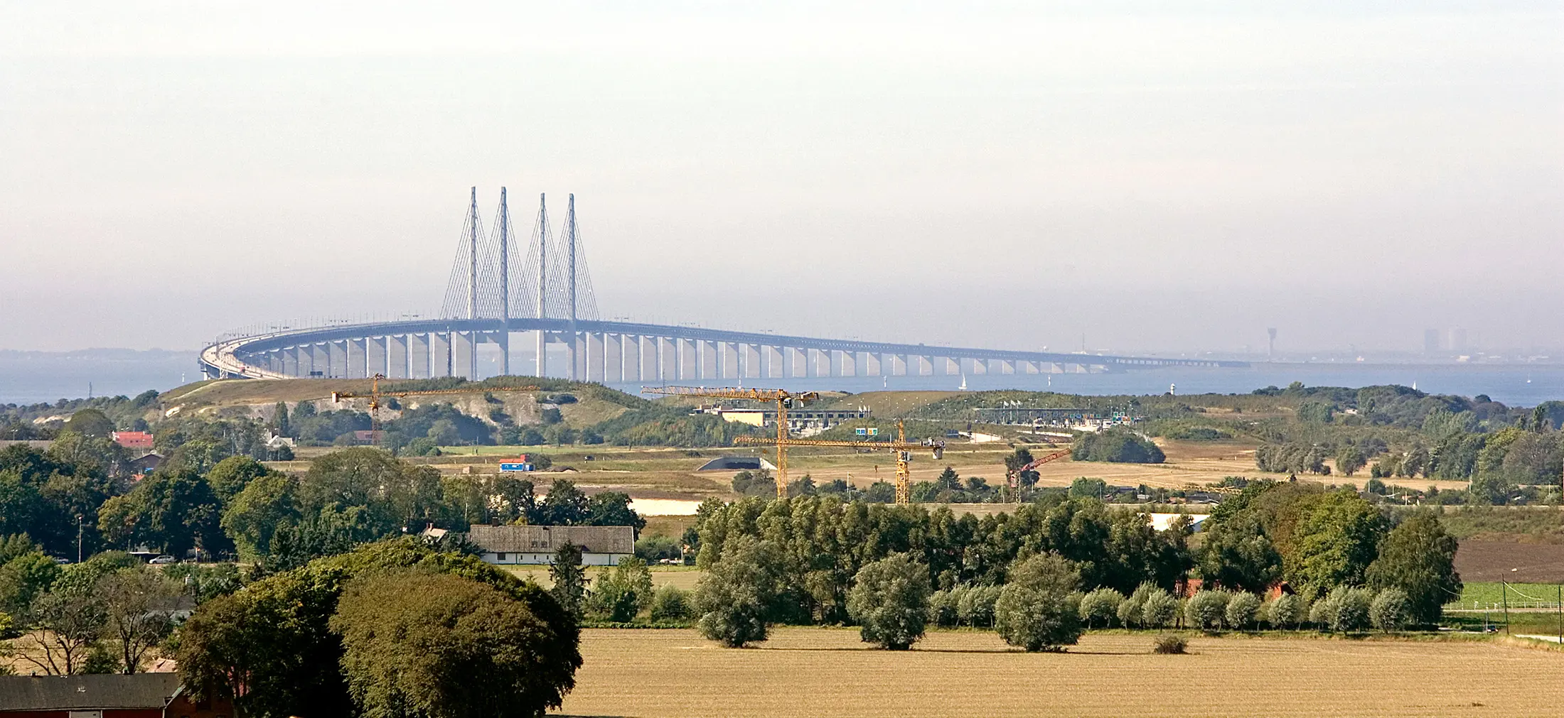 Gröna fält, Öresundsbron i bakgrunden.