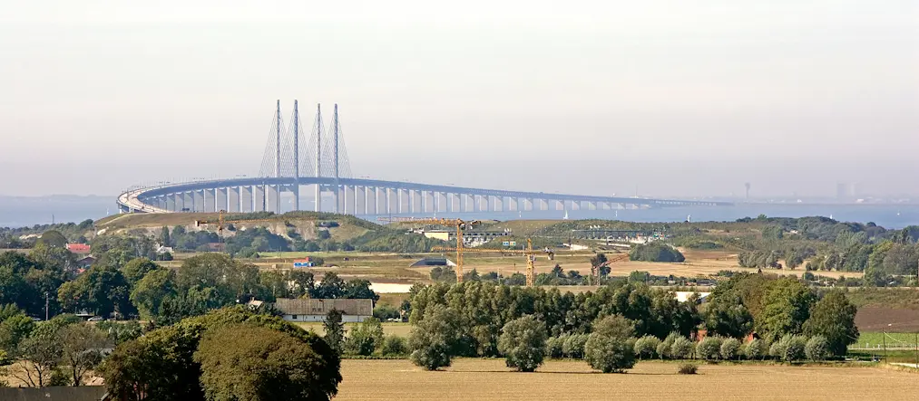 Gröna fält, Öresundsbron i bakgrunden.
