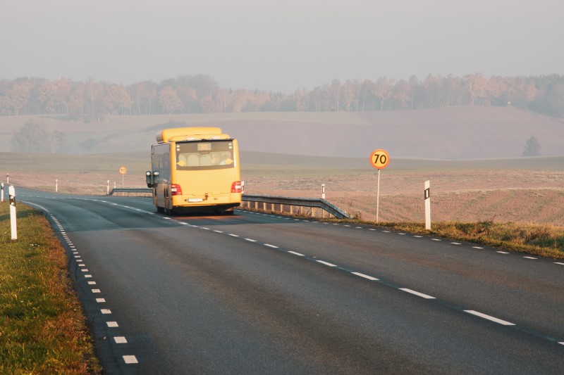 Gul buss på landsväg.
