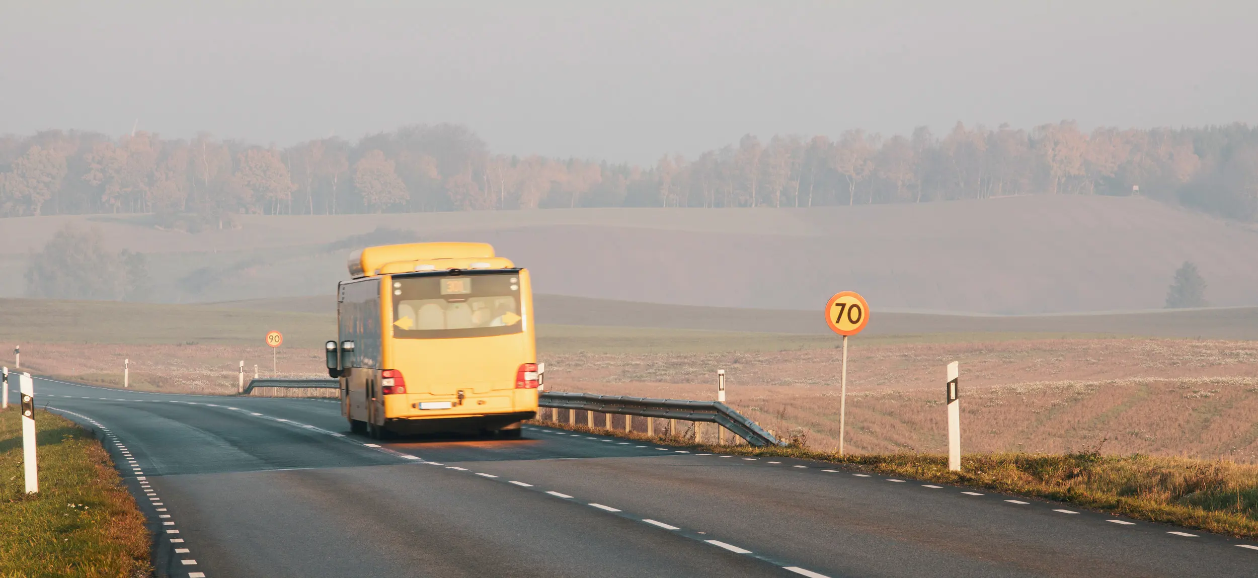 Gul buss på landsväg.