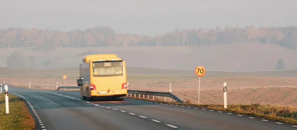 Gul buss på landsväg.