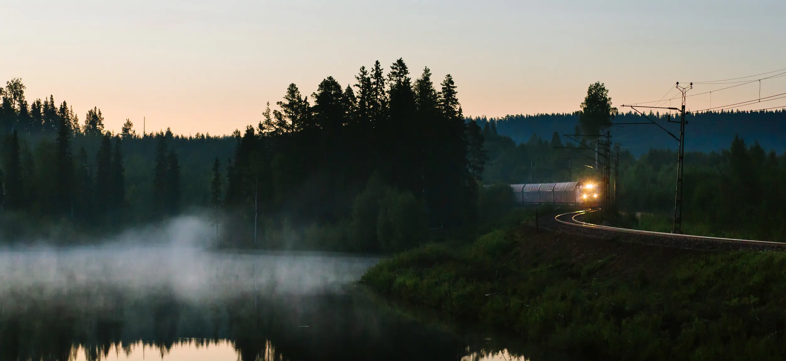 Tåg vid sjö.