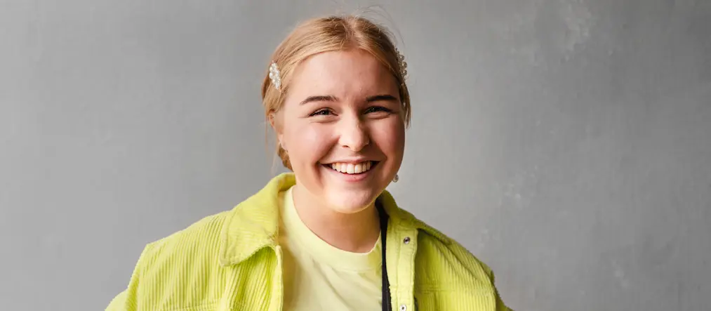 Ungdom ler in i kameran.