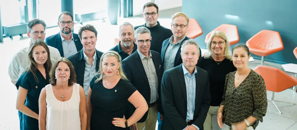En handfull män och kvinnor är samlade för gruppbild.