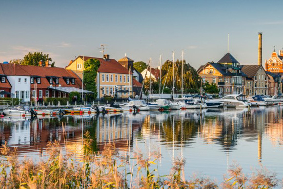 Varje sommar får hundratals ungdomar runtom i Skåne chansen att prova på att starta företag i stället för att ha ett traditionellt sommarjobb.
