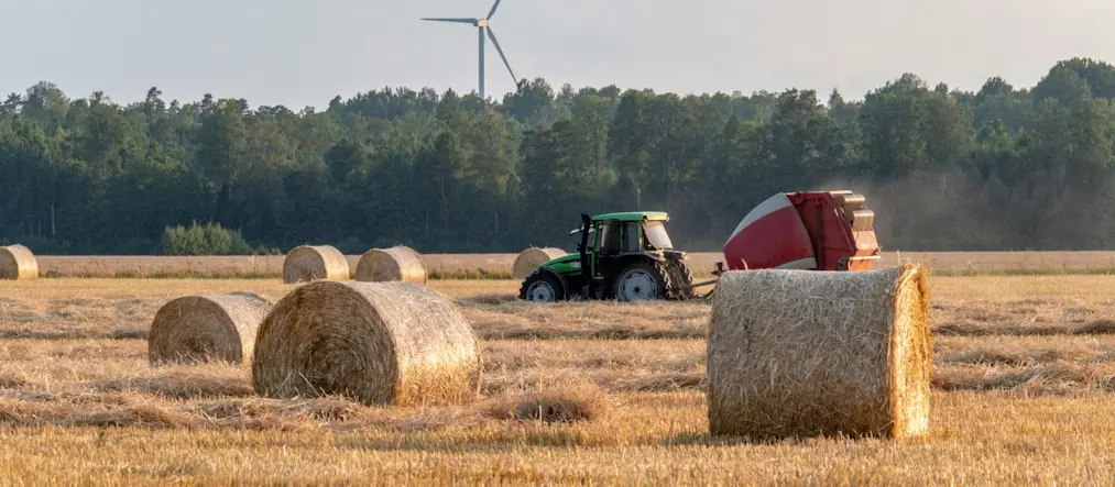 Traktor på fält