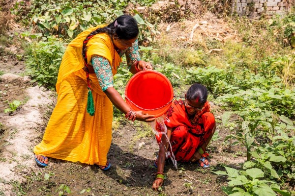 Två nepalesiska kvinnor odlar grönsaker