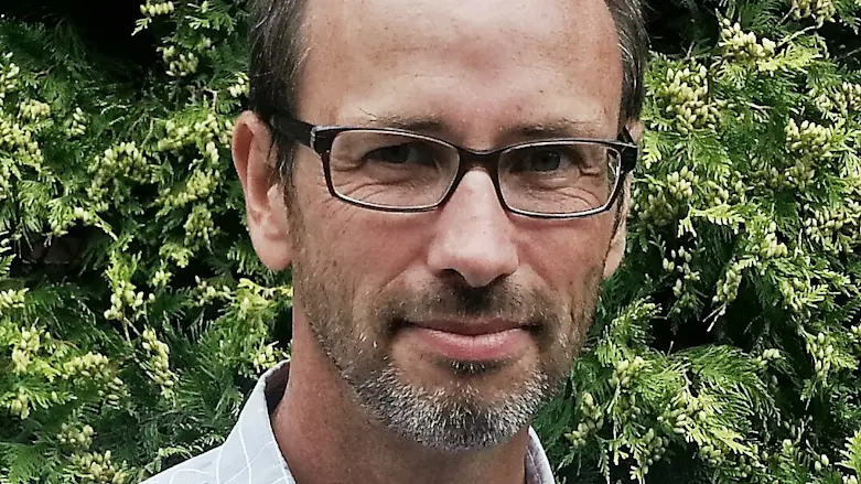 Porträttbild på Jonas Willaredt.