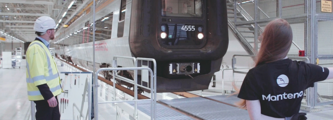 Två tågtekniker intill ett Öresundståg.