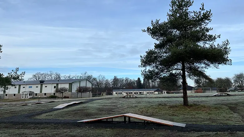 Träkonstruktion ligger på stig.