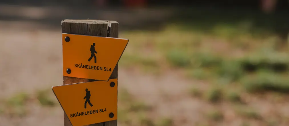 Skåneleden-skylt ute i naturen
