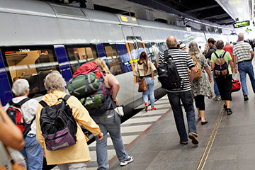 Personer på en tågperrong samt ett Öresundståg