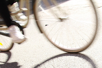 Ett framhjul av en cykel i suddigt fokus.