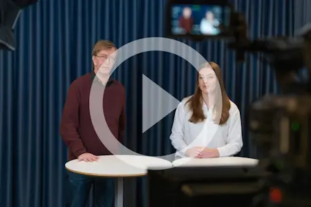 Grafik: en playikon. I bakgrunden två personer i inspelningsstudion.